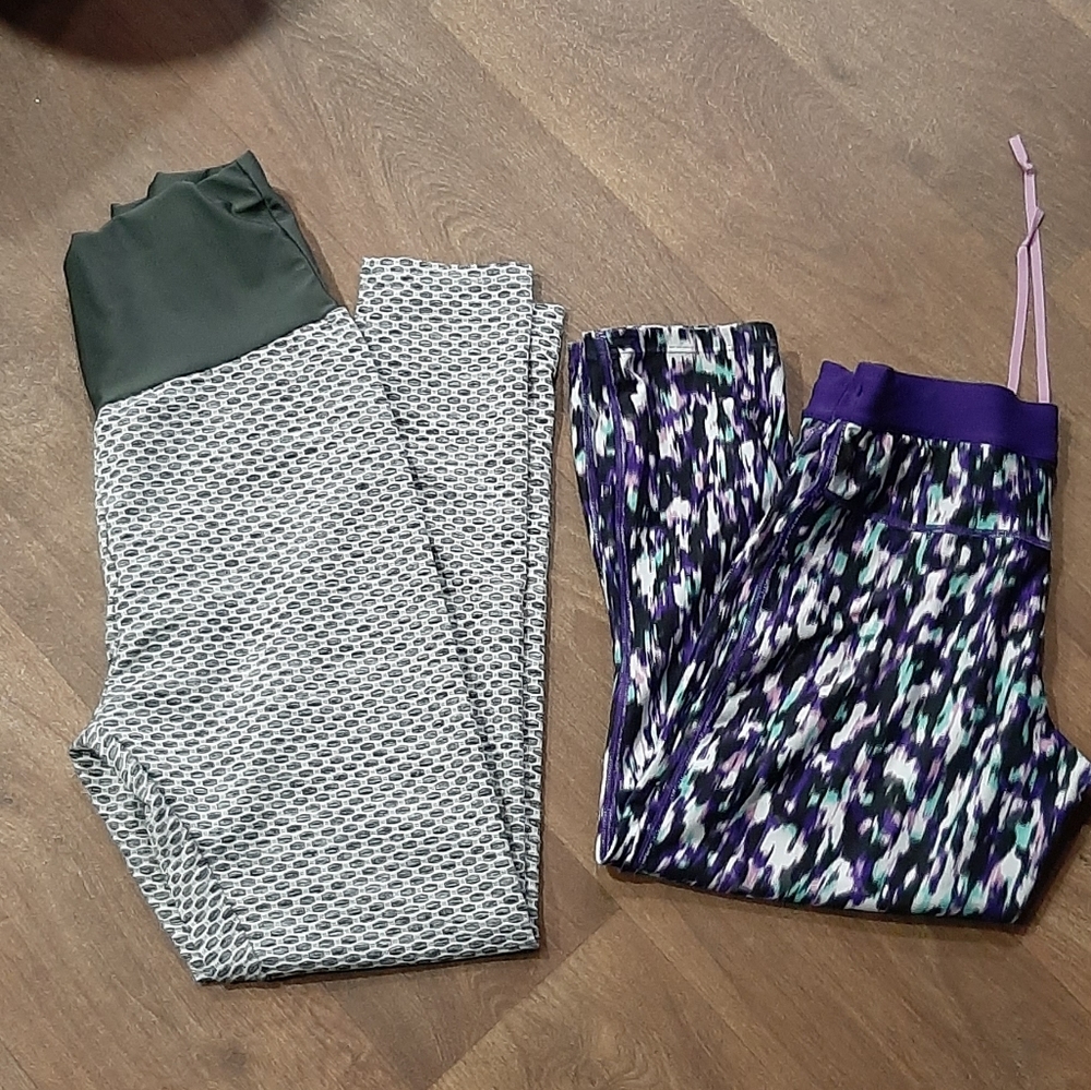 Lot of 2 Woman's Leggings Chicme Gray Patterned & Nike Purple Patterned Size Med